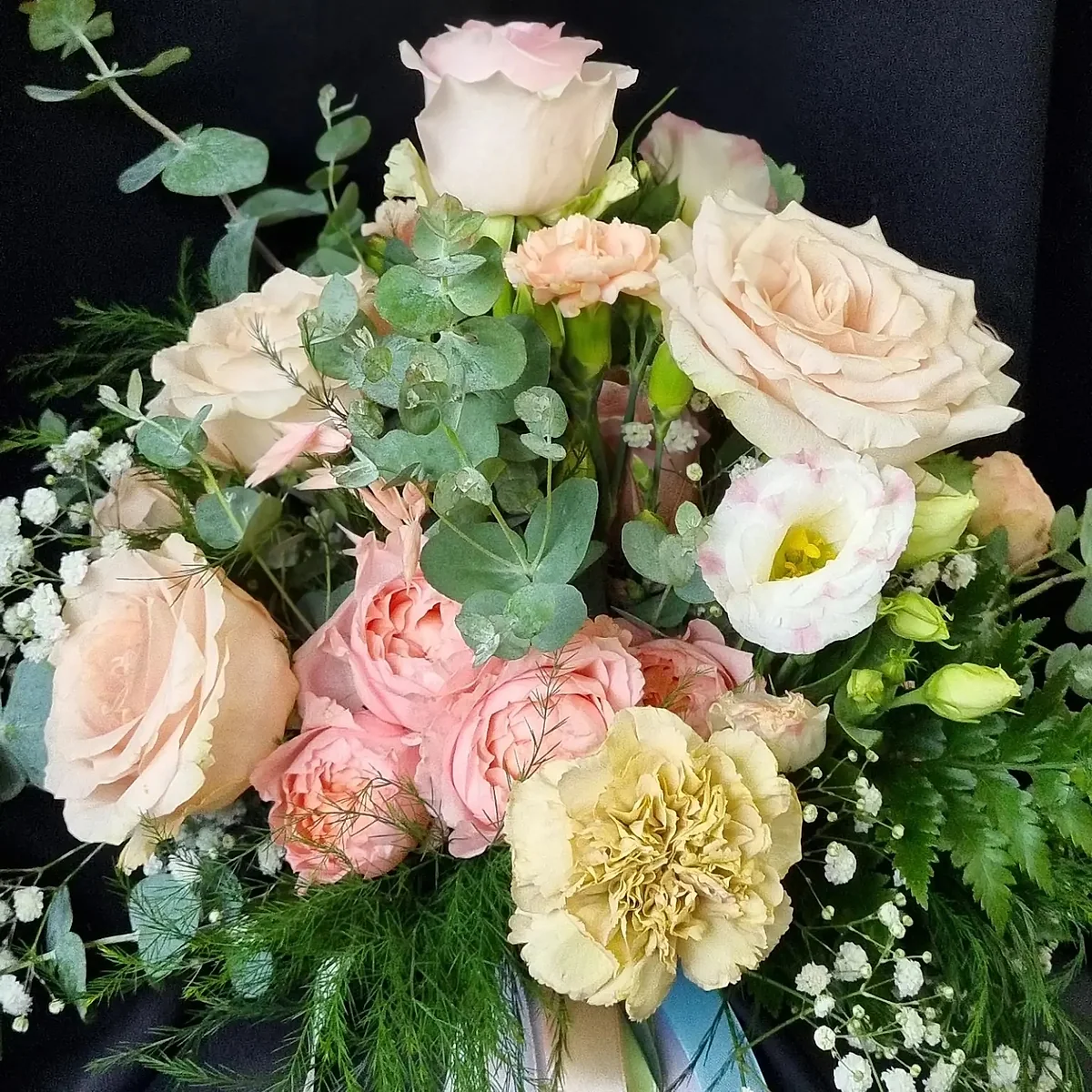 Roses crème et feuillage vert