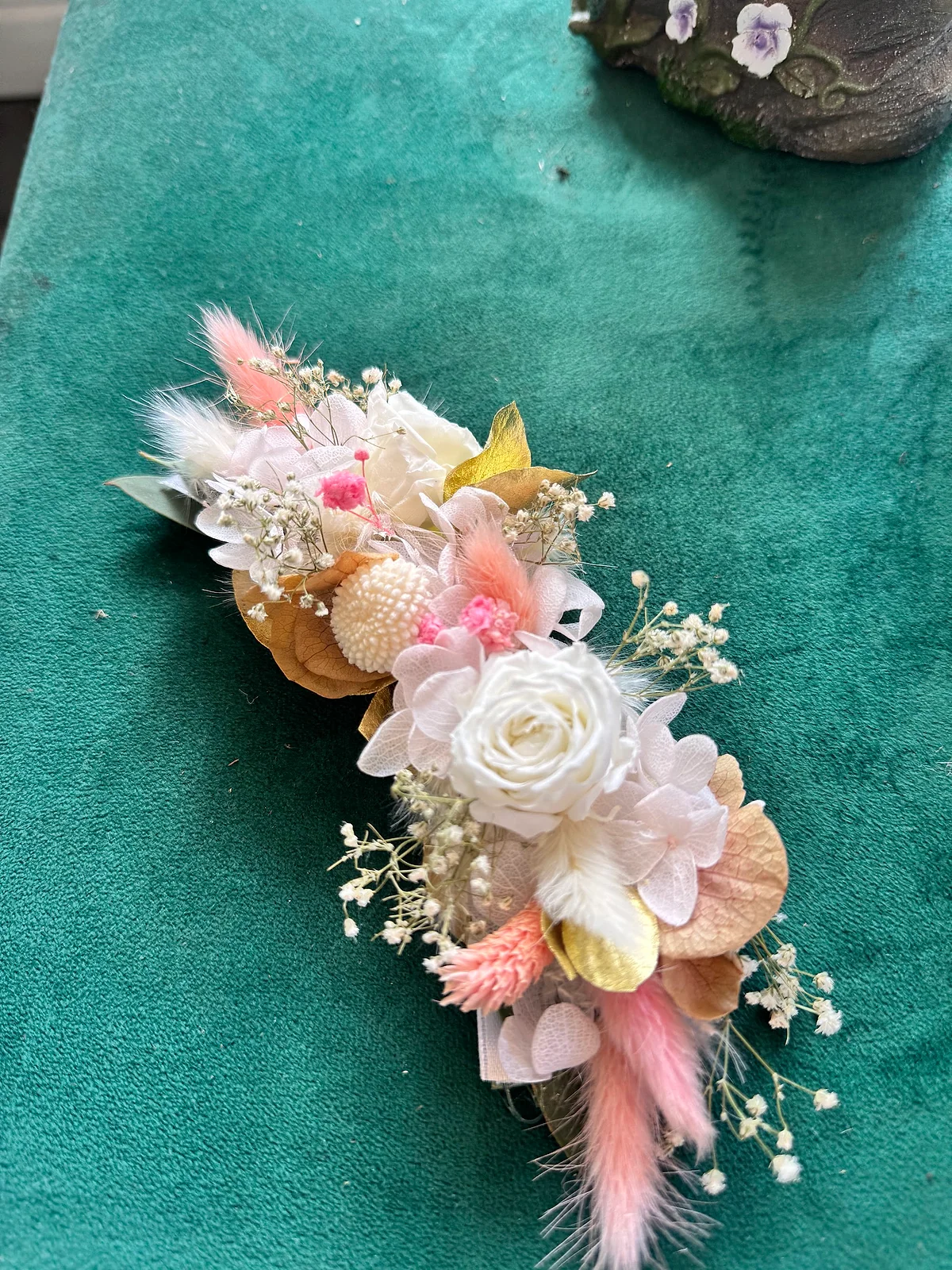 Composition rose et blanche sur turquoise