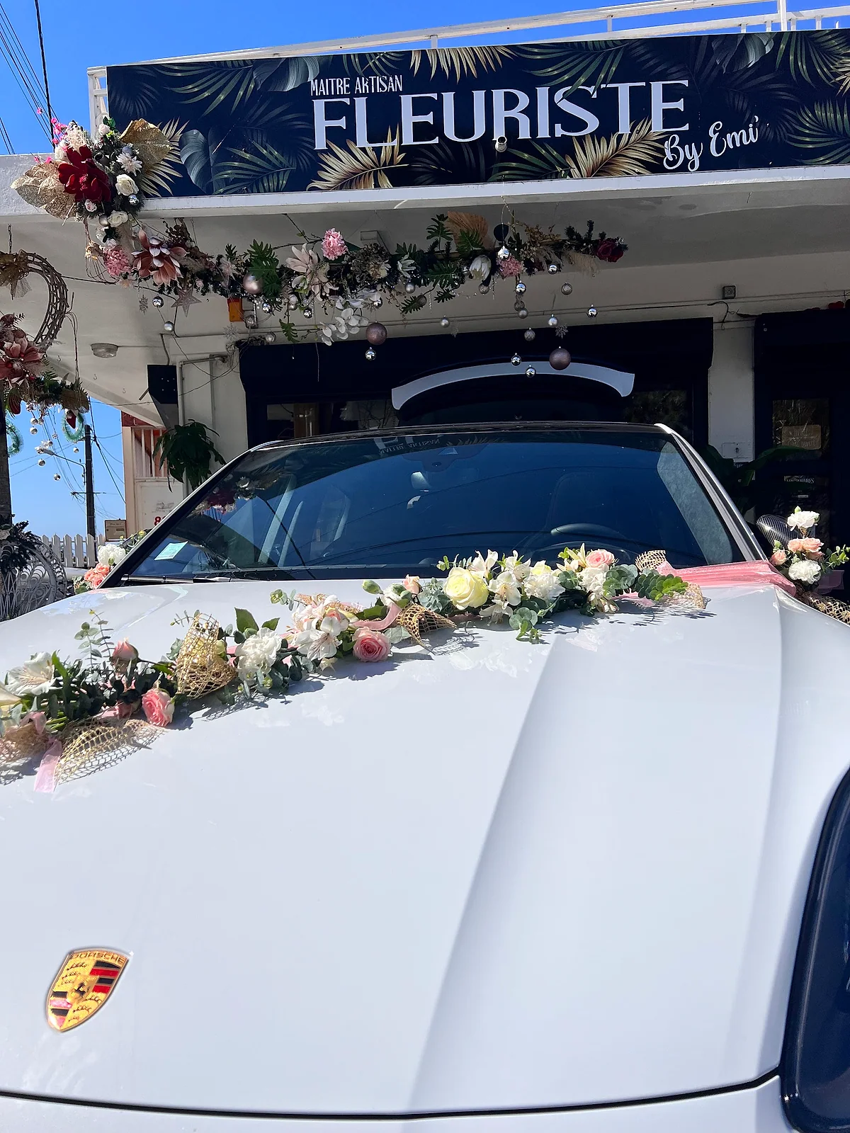 Composition florale sur capot de voiture